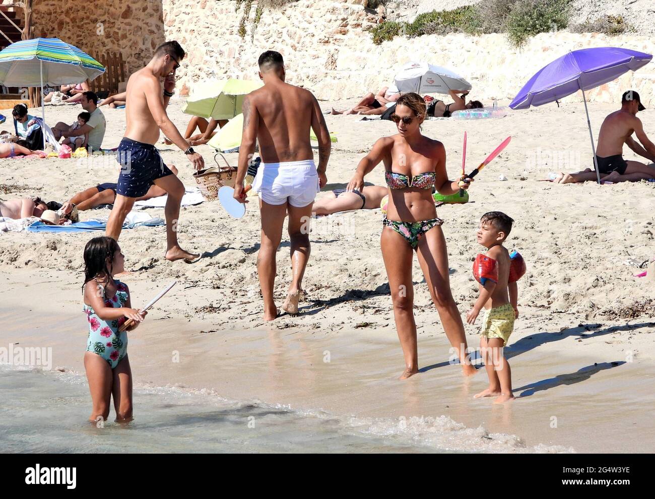 Ibiza, España. 23rd de junio de 2021. Tamara gorro y Ezequiel Garay con sus  hijos de vacaciones en Ibiza, miércoles, 23 de junio de 2021 Crédito:  CORDON PRESS/Alamy Live News Fotografía de