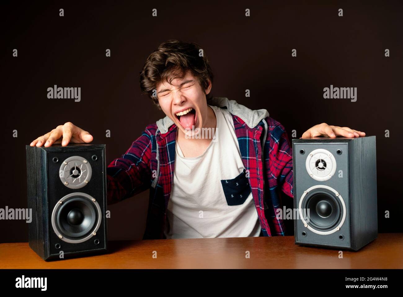 un joven audiófilo escucha música alta de los altavoces Fotografía de stock  - Alamy