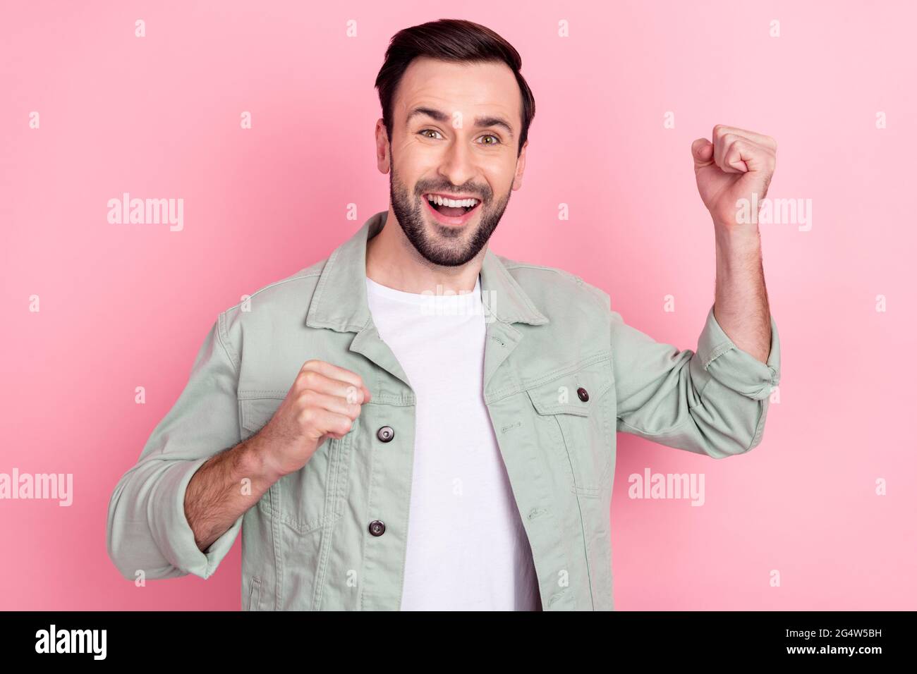 colores de camisa para hombres morenos