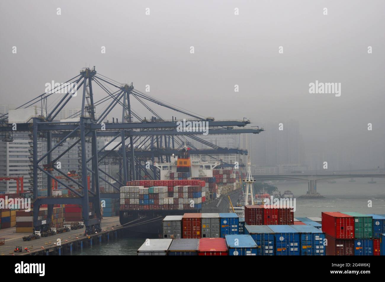 puerto industrial con contenedores. Terminal de contenedores del puerto de Hong Kong con grandes buques oceánicos por buques contenedores Foto de stock