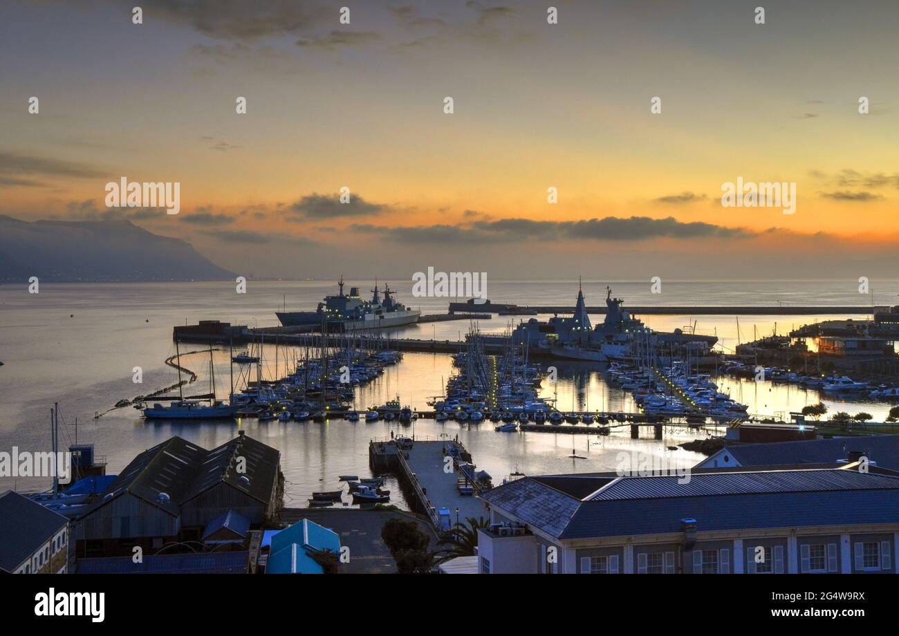 La base naval de Simon's Town y la cuenca del yate al amanecer. Ene 2021 Foto de stock