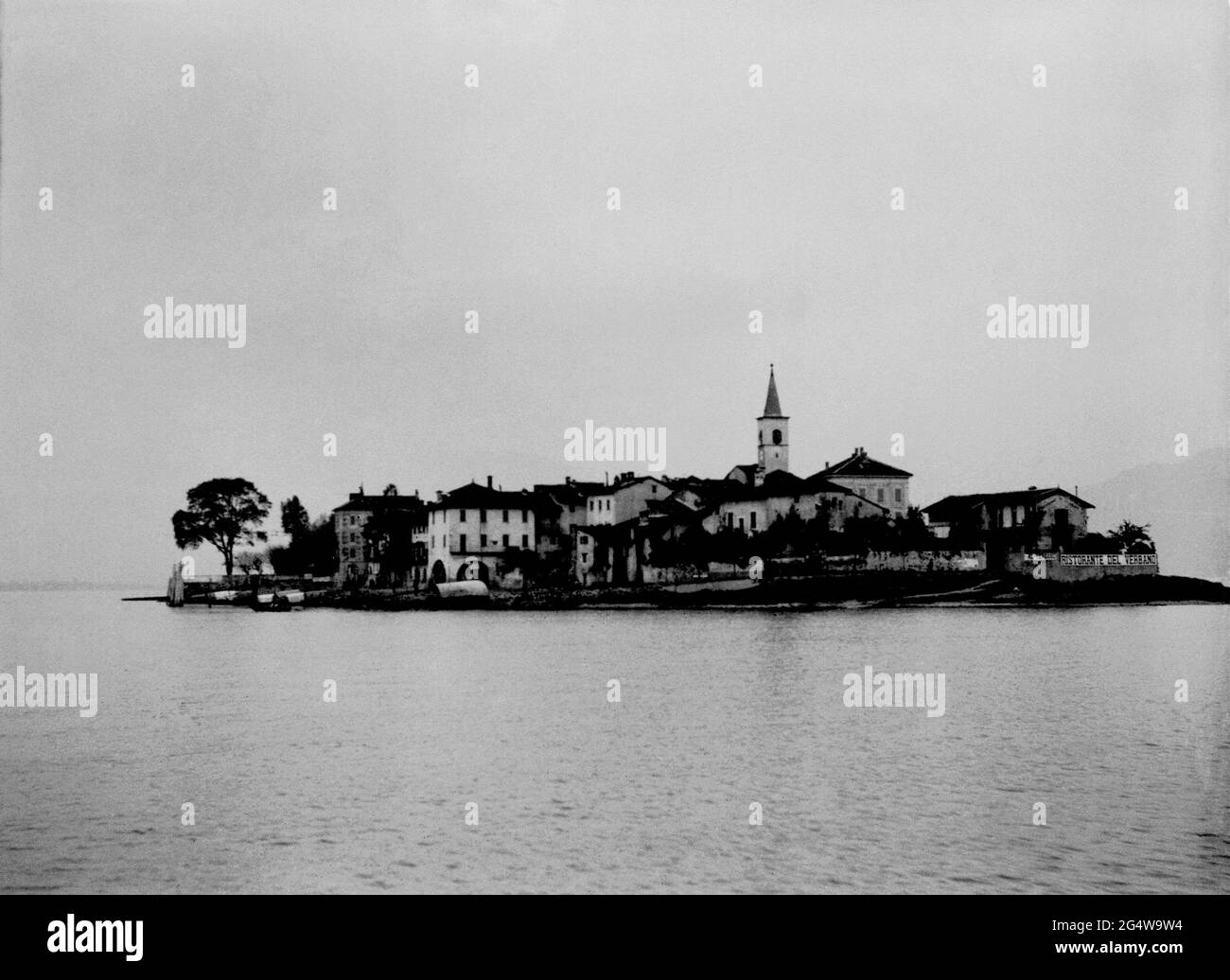 AJAXNETPHOTO. Alrededor de 1908 -14. LAGO MAGGIORE, ISOLA PESCATORI, ITALIA. - GRAN ÁLBUM DE LA GIRA; ESCANEOS DE ORIGINALES NEGATIVOS DE VIDRIO IMPERIAL - FAMOSA ISLA DE PESCA EN EL LAGO. FOTÓGRAFO: DESCONOCIDO. FUENTE: AJAX VINTAGE PICTURE LIBRARY COLLECTION.CREDIT: AJAX VINTAGE PICTURE LIBRARY. REF; 1900 4 09 Foto de stock