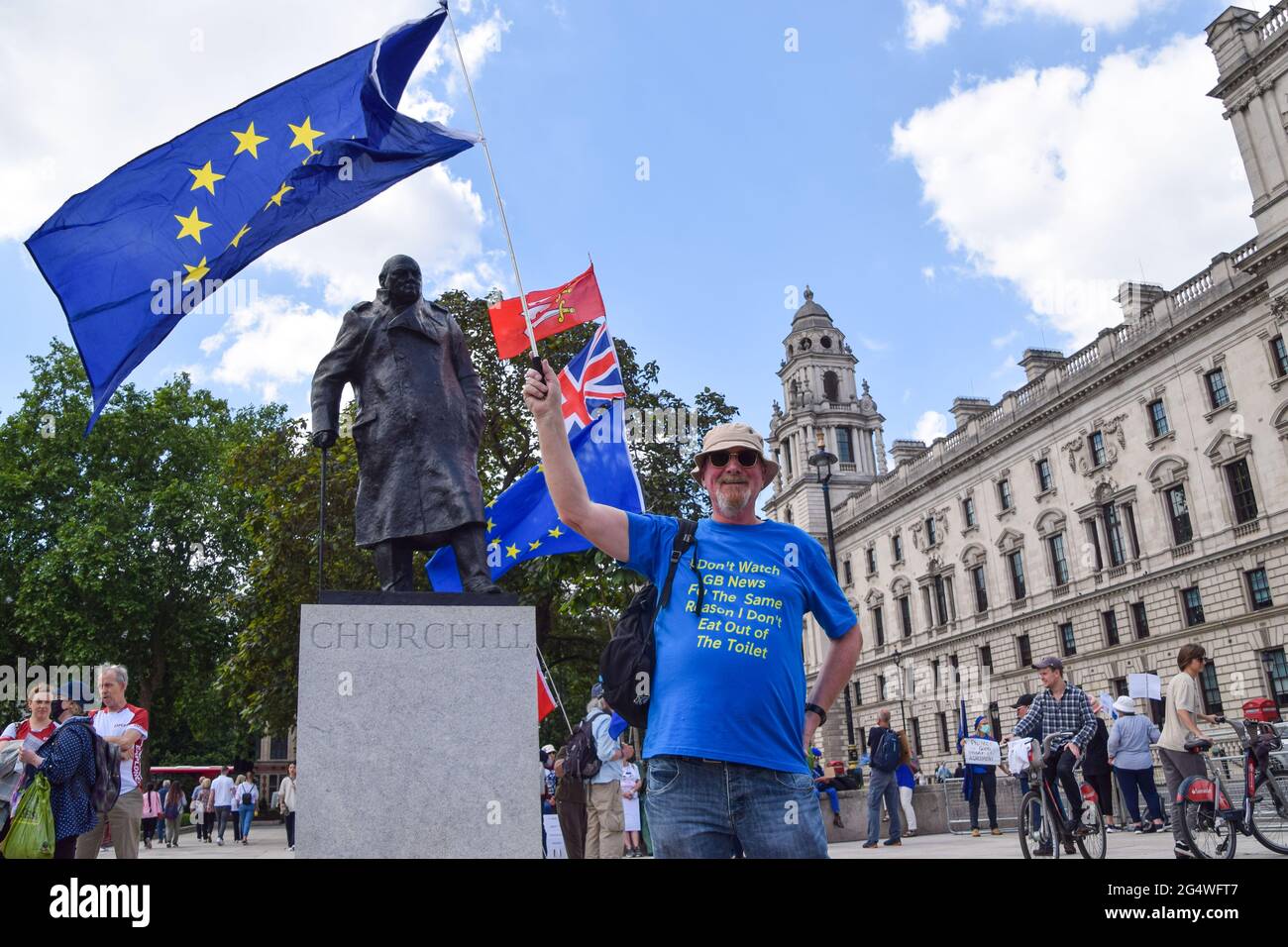 Londres, Reino Unido. 23rd de junio de 2021. Un demostrador lleva una camiseta anti-GB News. Manifestantes anti-Brexit se reunieron frente a las Cámaras del Parlamento en el quinto aniversario del referéndum. Foto de stock