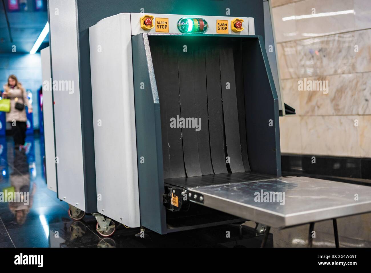 detector de metales de rayos x para comprobar el equipaje en el aeropuerto  o en un lugar público Fotografía de stock - Alamy