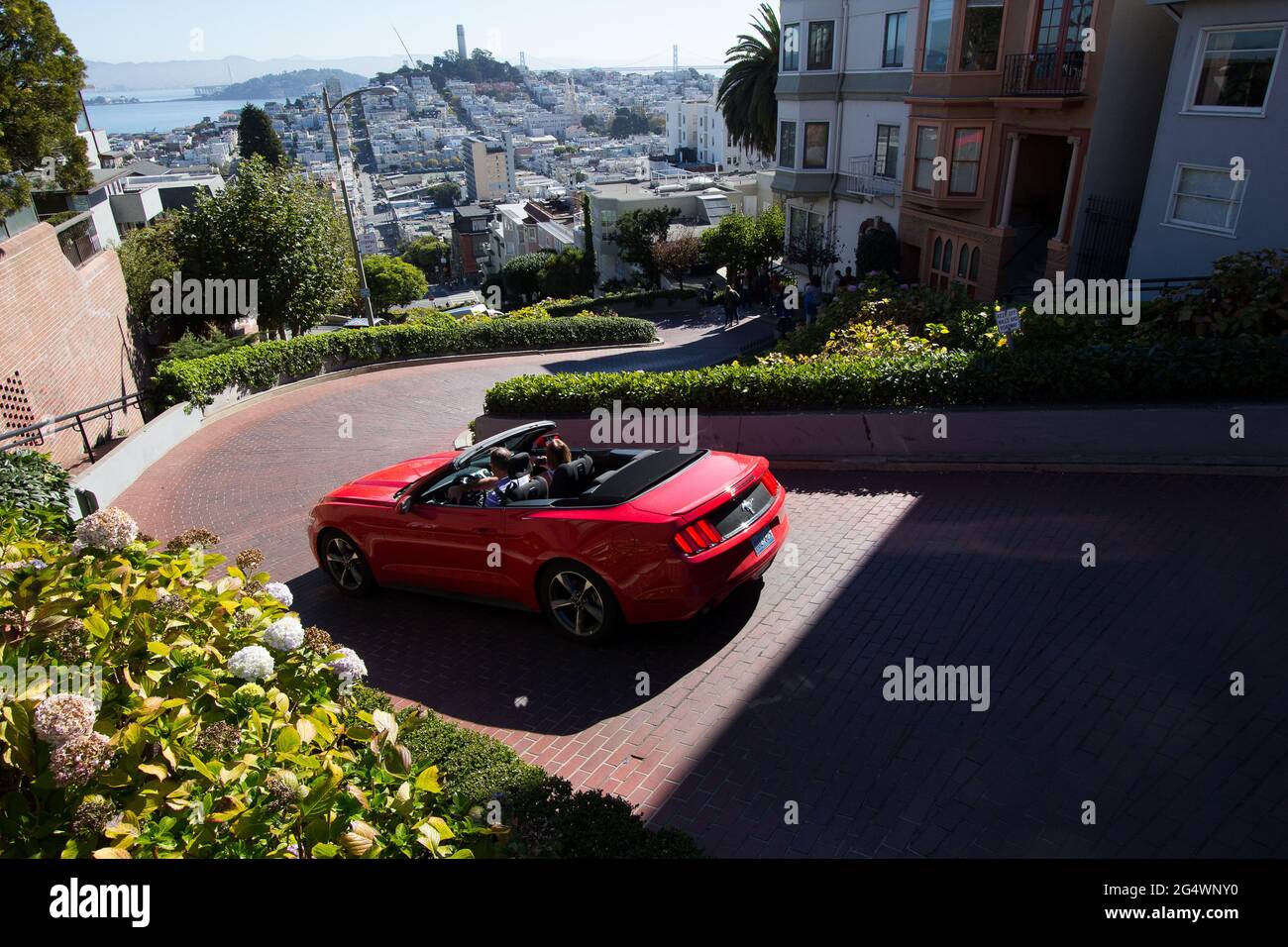 San Francisco, en el norte de California, es una ciudad situada en la cima de una península rodeada por el Océano Pacífico y la Bahía de San Francisco. Lo es Foto de stock