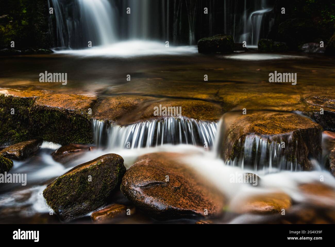 Pequeña cascada en el camino a Blaen y Glyn ISAF Waterfall, Brecon Beacons, Gales, Inglaterra Foto de stock