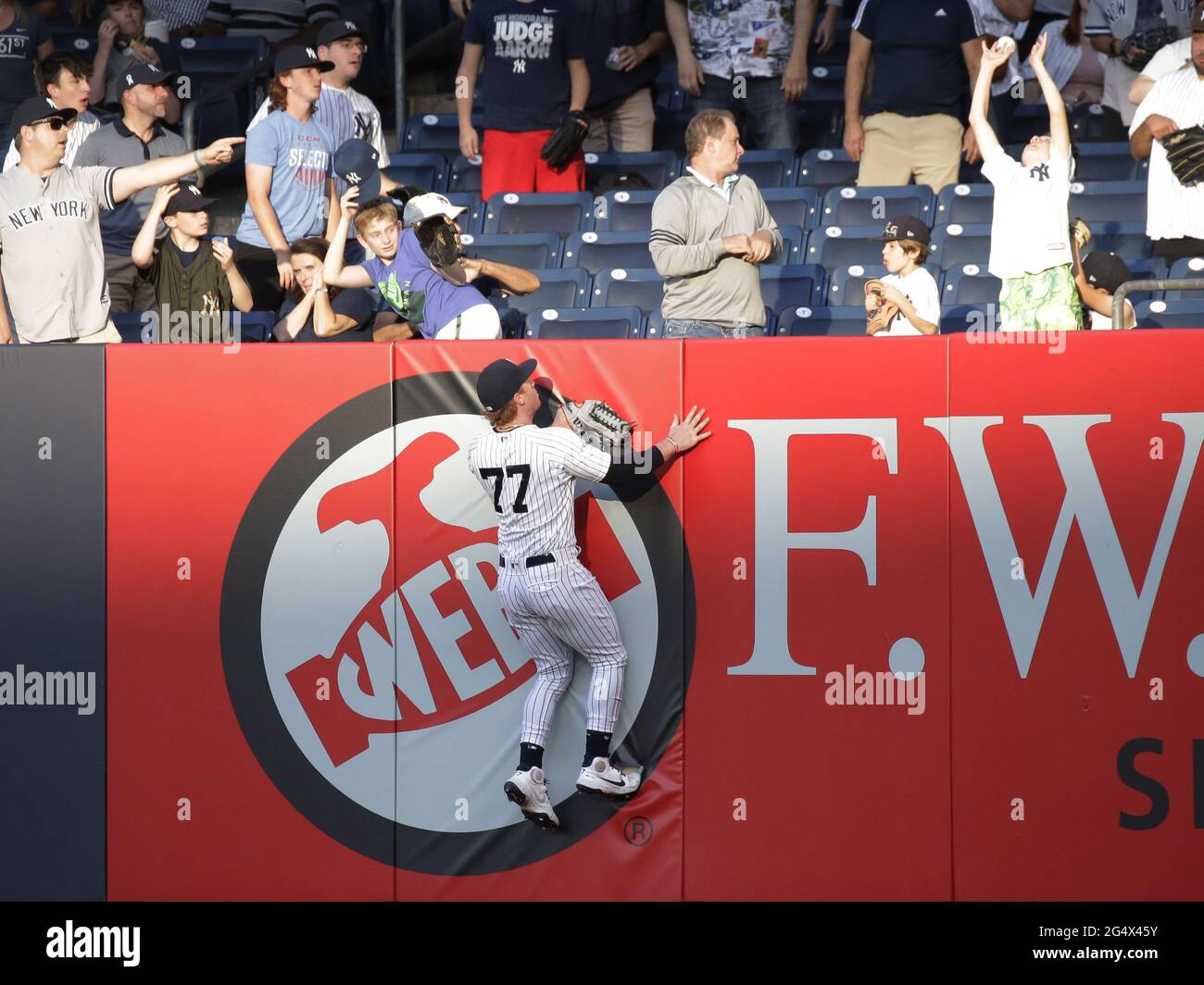 Bronx, Estados Unidos. 23rd de junio de 2021. New York Yankees Clint  Frazier salta y mira el éxito de la pelota por los Reales de Kansas City  Ryan O'Hearn ir sobre la