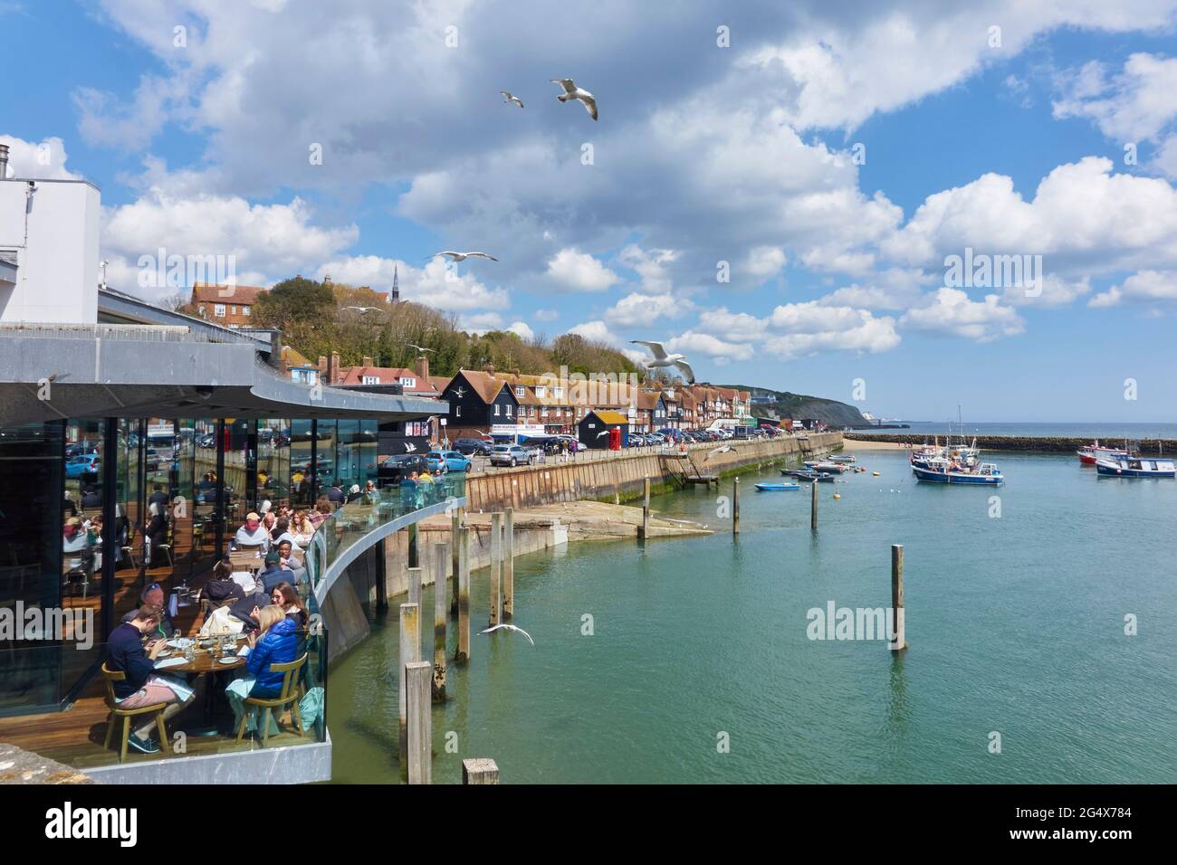 Restaurante frente al mar con vistas al puerto de Folkestone, Kent, Reino Unido Foto de stock