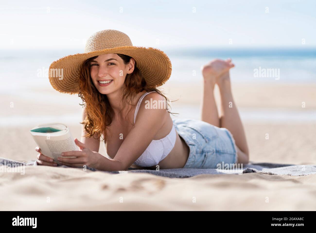 Sola Mujer Tumbarse Toalla De Playa Tan Vacía Playa De Verano Sonriente  Gafas De Sol Grandes Fotos, retratos, imágenes y fotografía de archivo  libres de derecho. Image 93294340