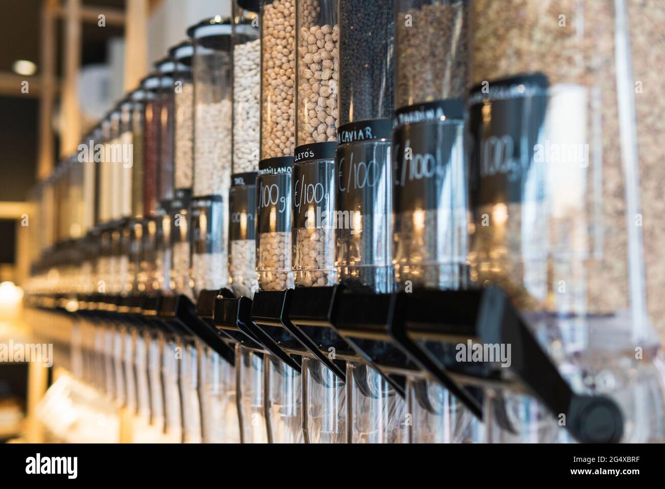 Dispensadores llenos de cereales dispuestos en el supermercado Foto de stock