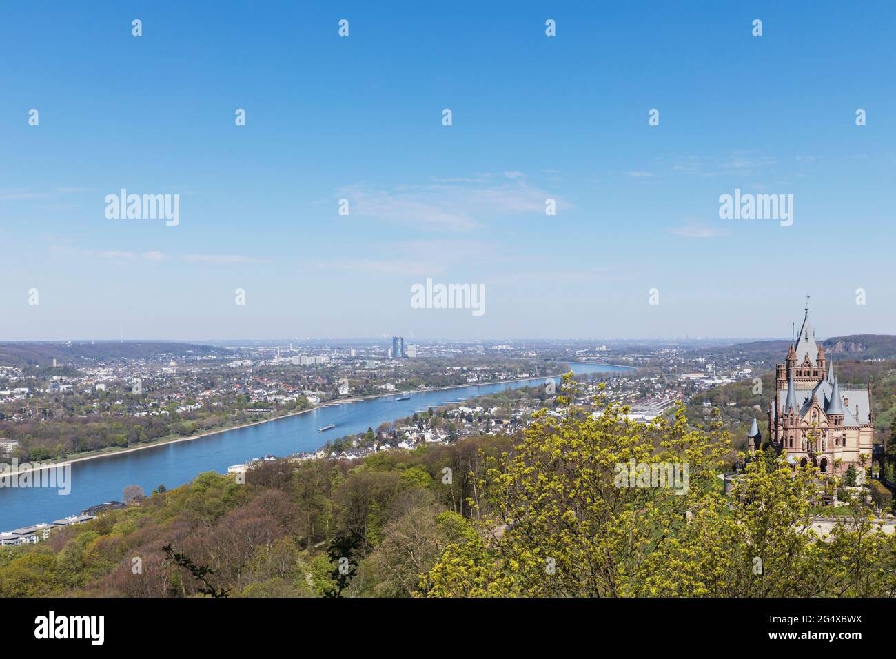 Alemania, Renania del Norte-Westfalia, Vista del río Rin, Konigswinter, Bonn, Colonia y el Castillo de Drachenburg visto desde la colina de Drachenfels en primavera Foto de stock