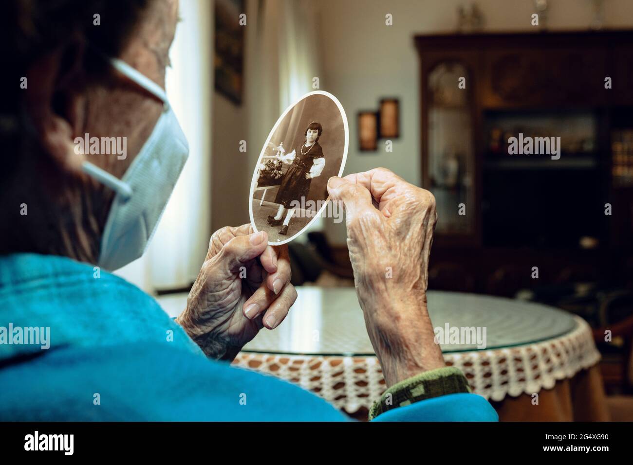 Mujer mayor recordando recuerdos de infancia en casa Foto de stock
