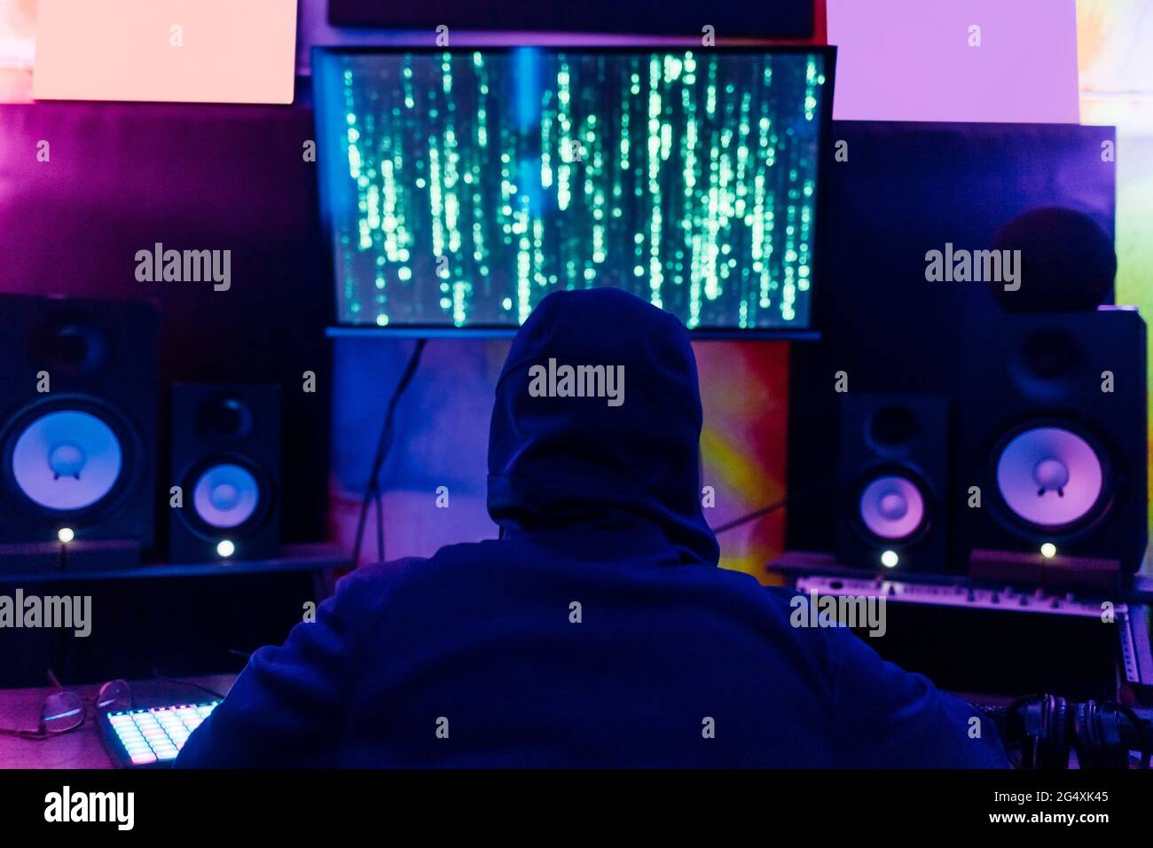 Hombre hacking datos de ordenador en casa Foto de stock