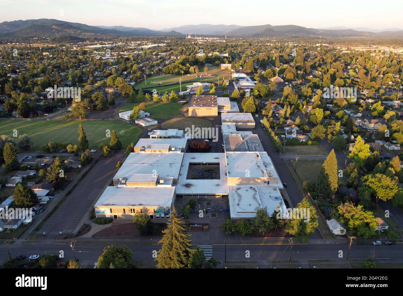 Una vista aérea del campus de la Escuela Secundaria Springfield, miércoles, 23 de junio de 2021, en Springfield, Ore. Foto de stock