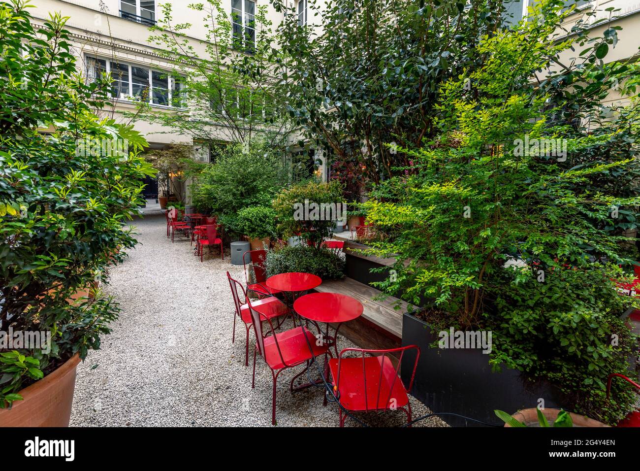 París, Francia - 15 de abril de 2021: La brasserie del restaurante está cerrada debido a la epidemia del coronavirus COVID19 en París. Bar vacío, sillas levantadas, no hay huéspedes. S Foto de stock