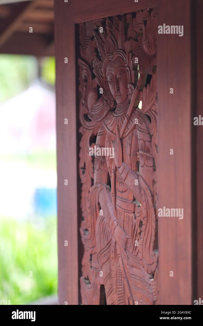 Tradicionales persianas de madera tailandesas con figurilla tallada Foto de stock