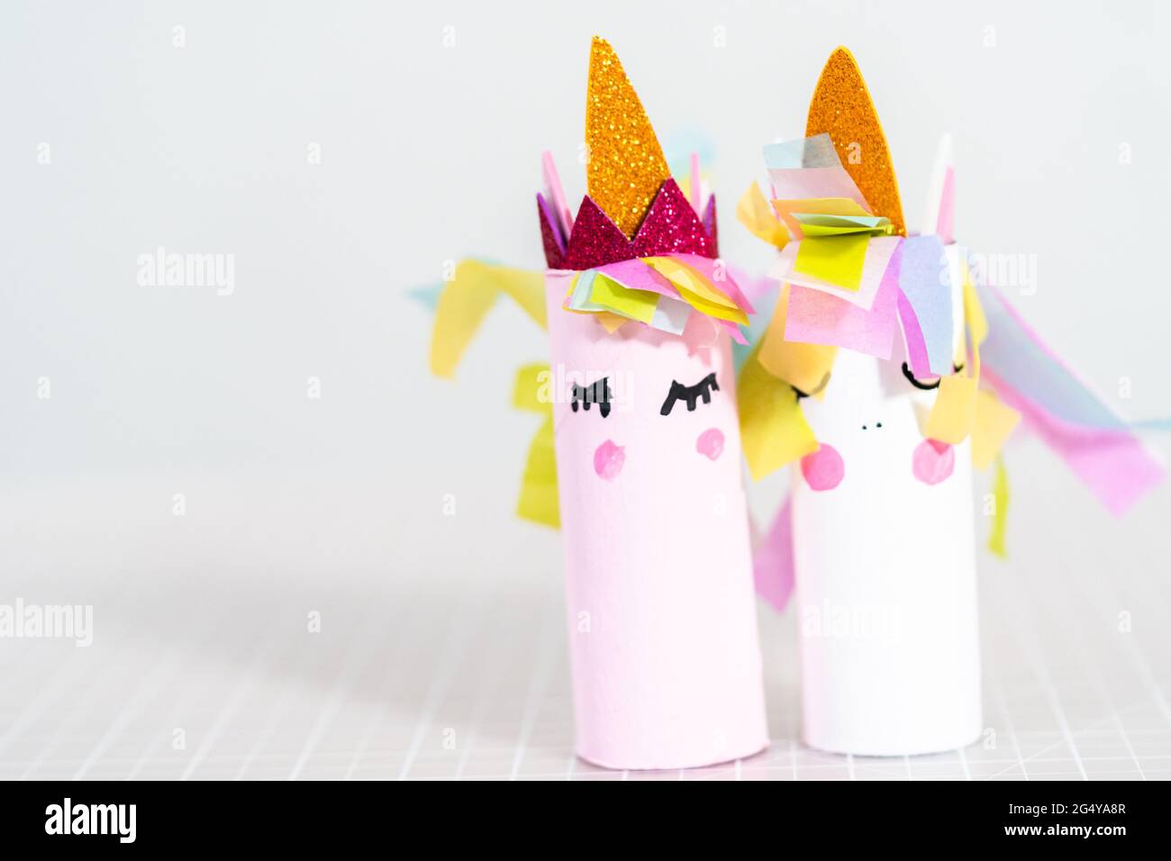 Hacer un unicornio del rollo de papel higiénico y papel artesanal  Fotografía de stock - Alamy