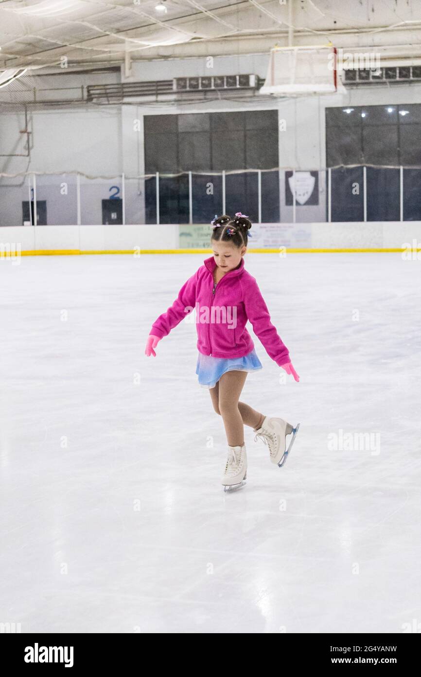 Niña Practicando Movimientos Patinaje Artístico Pista Hielo Interior:  fotografía de stock © urban_light #565478700