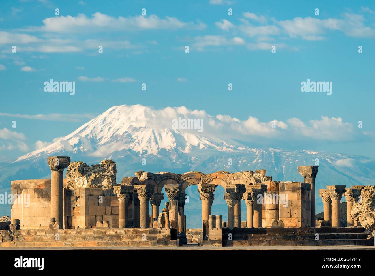 Vista del Templo Zvartnots en el fondo del Monte Ararat - una atracción turística de Armenia Foto de stock