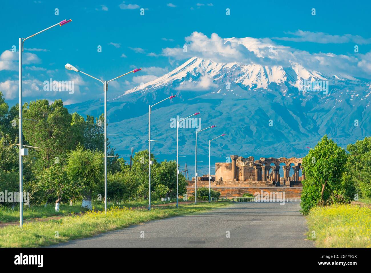 Montaña Big Ararat con un pico nevado y las ruinas del templo Zvartnots, un monumento de Armenia Foto de stock