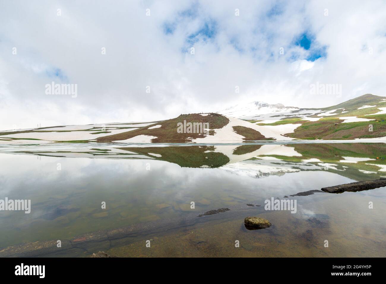 Hermosa vista del congelado y pintoresco lago Kari en lo alto de las montañas de Armenia en verano Foto de stock