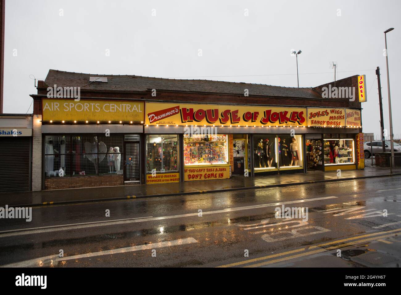 Tienda de bromas junto al mar fotografías e imágenes de alta resolución