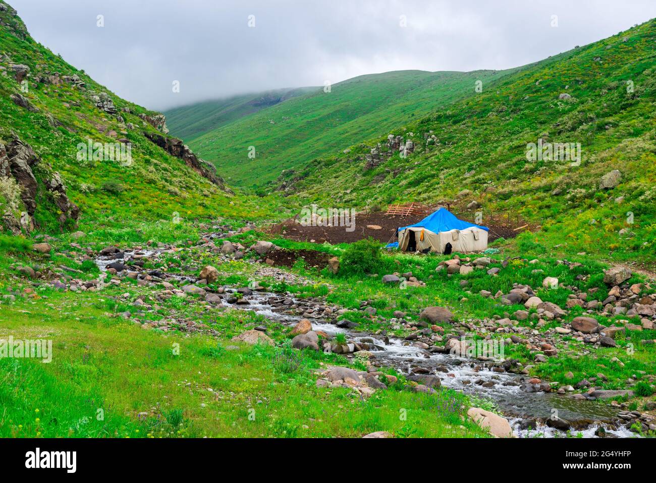 Cabaña en una garganta de montaña en Armenia en verano Foto de stock