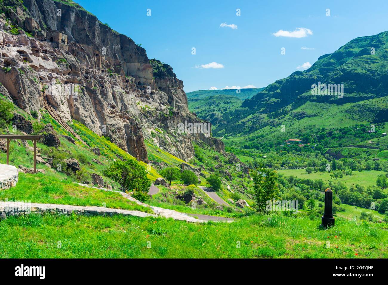 Vardzia cueva de la ciudad en la roca en el fondo de las hermosas montañas de Georgia Foto de stock