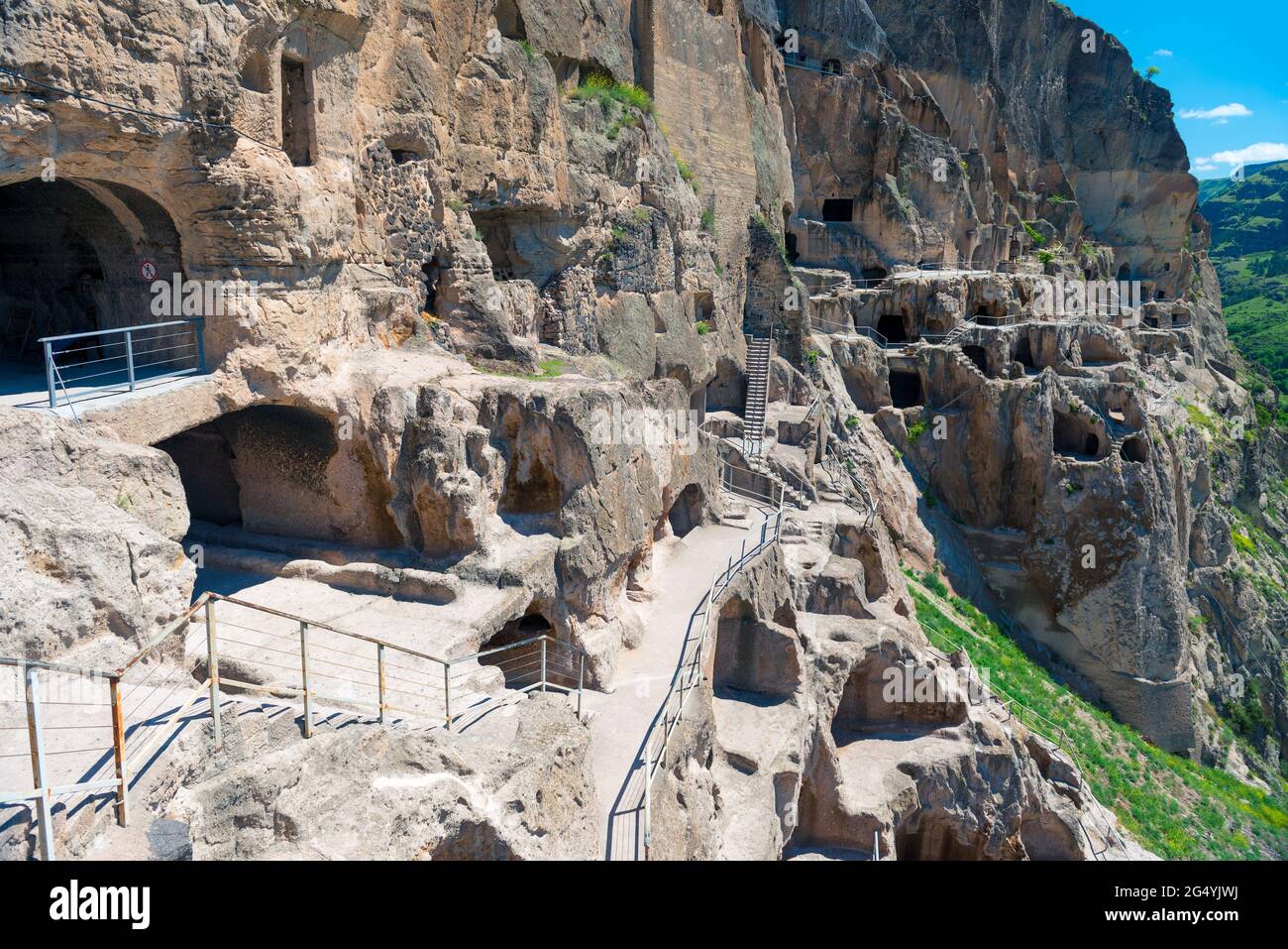 Vardzia antigua ciudad cueva tallada en la roca - una famosa atracción de Georgia Foto de stock