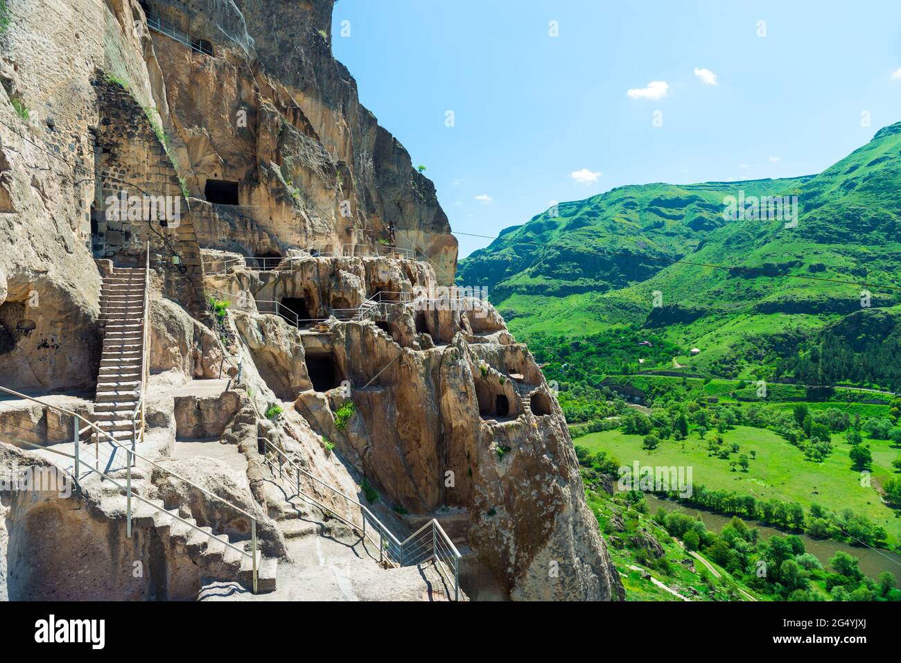 Vista de la antigua ciudad cueva tallada en la roca - una famosa atracción de Georgia Vardzia Foto de stock