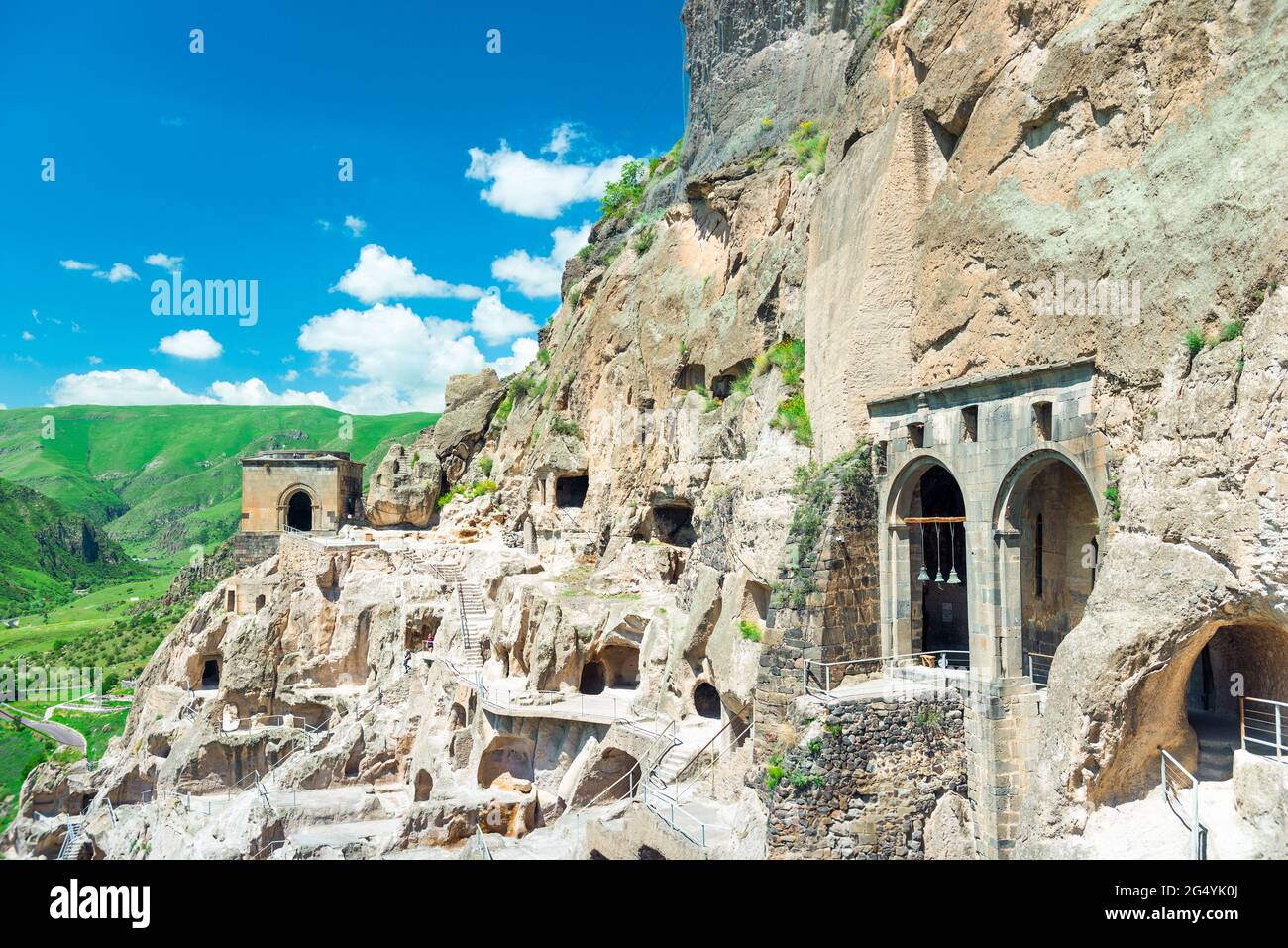 Vista de la antigua ciudad cueva de Vardzia, tallada en la roca - una famosa atracción de Georgia Foto de stock