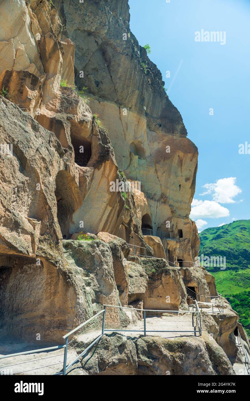 Fotografía vertical de la ciudad cueva de Vardzia en Georgia, una famosa atracción turística Foto de stock
