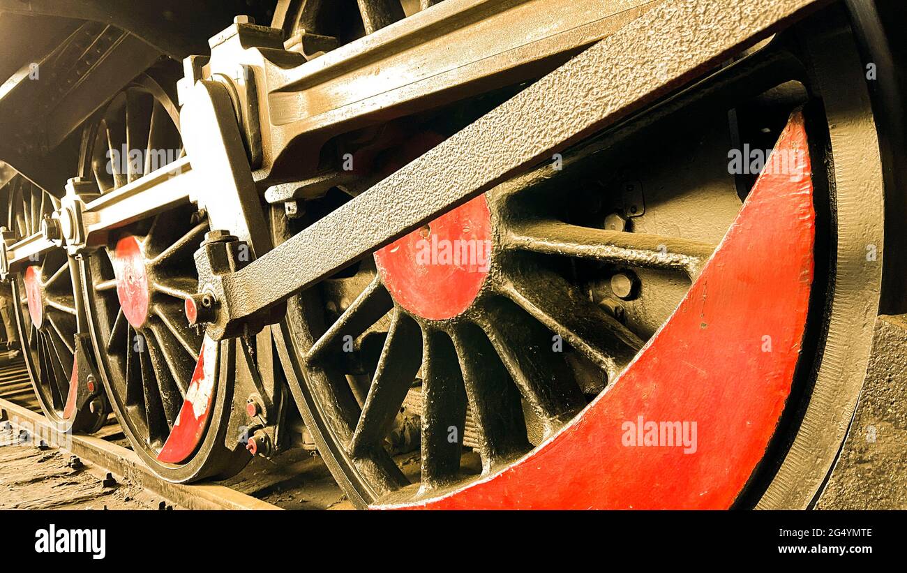 Ruedas de hierro de un tren de vapor Foto de stock