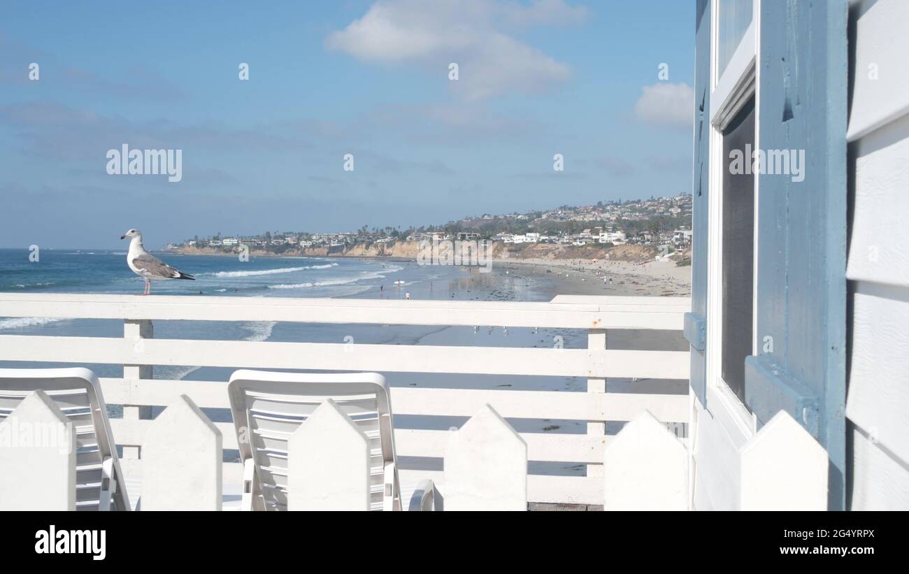 San Diego, California, Estados Unidos - 25 Nov 2020: Muelle de cristal de  madera y casitas de campo azul blanco en la playa del océano. Casas de  vacaciones frente al mar en