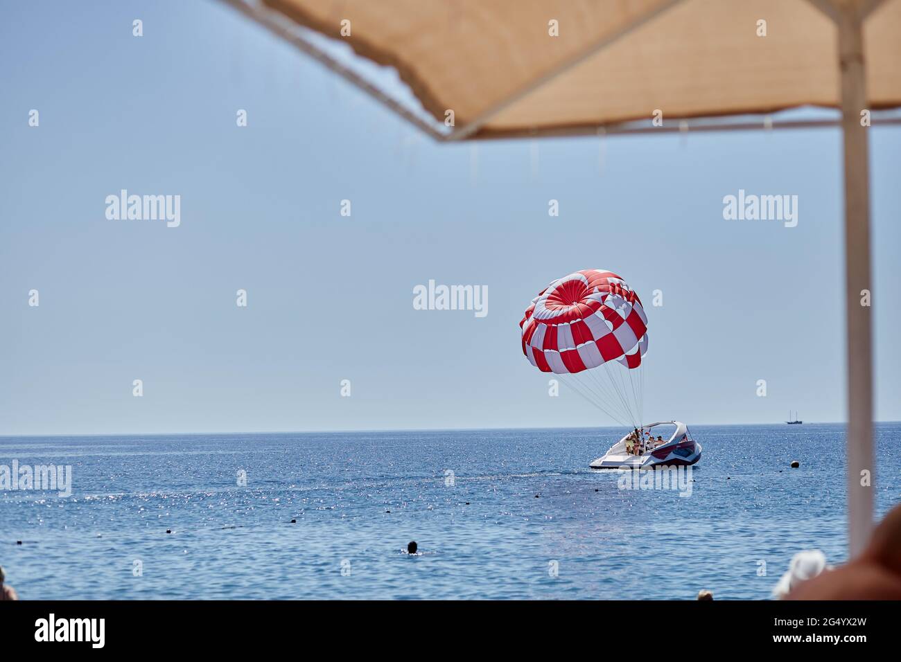 Kemer, Turquía - 25 de mayo de 2021: Actividades de verano en el agua: Parapente con paracaídas rojo. Fotografías de alta calidad Foto de stock