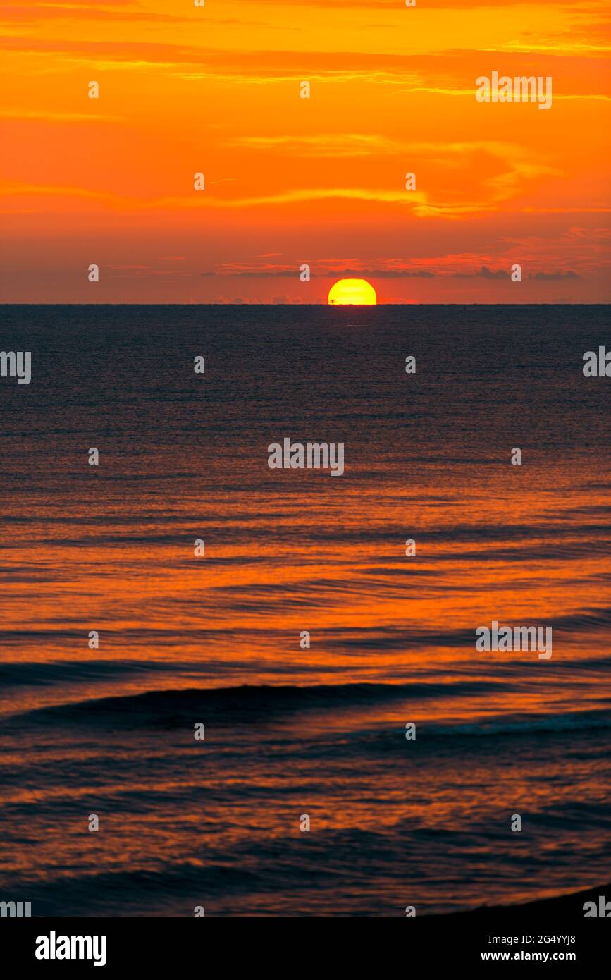 Hermosa puesta de sol roja en el paisaje del mar Foto de stock