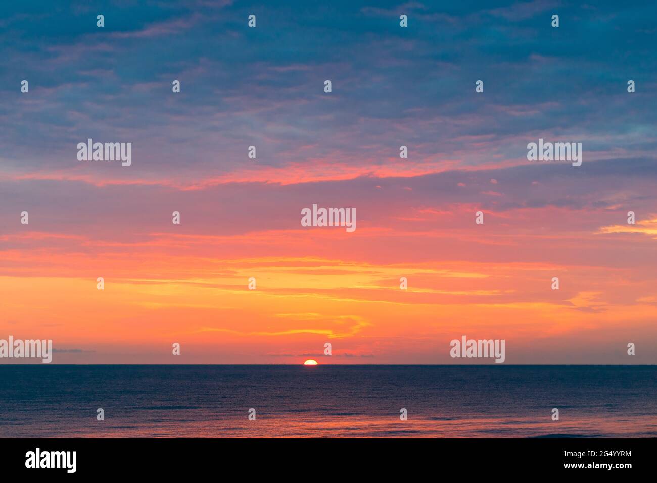 Hermosa puesta de sol roja en el paisaje del mar Foto de stock