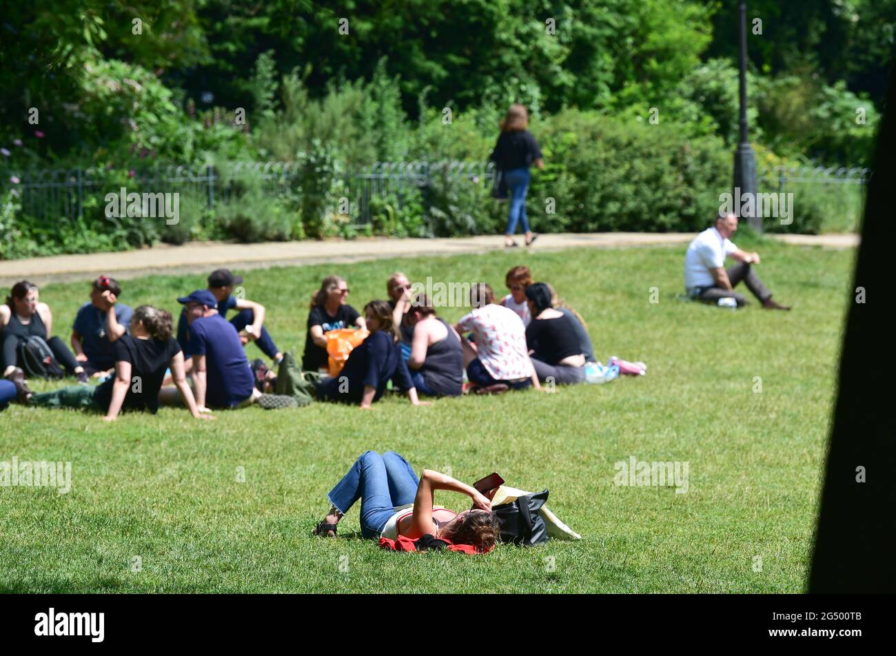 Brighton UK 24th Junio 2021 - Los bañistas disfrutan de un descanso en Pavilion Gardens Brighton en un hermoso y cálido día soleado. : Crédito Simon Dack / Alamy Live News Foto de stock