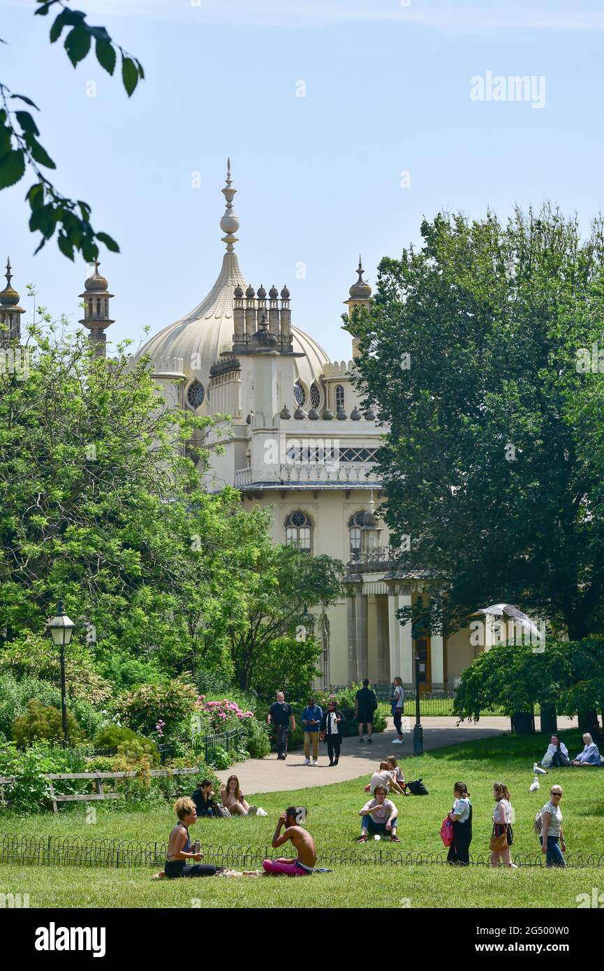Brighton UK 24th Junio 2021 - Los bañistas disfrutan de un descanso en Pavilion Gardens Brighton en un hermoso y cálido día soleado. : Crédito Simon Dack / Alamy Live News Foto de stock