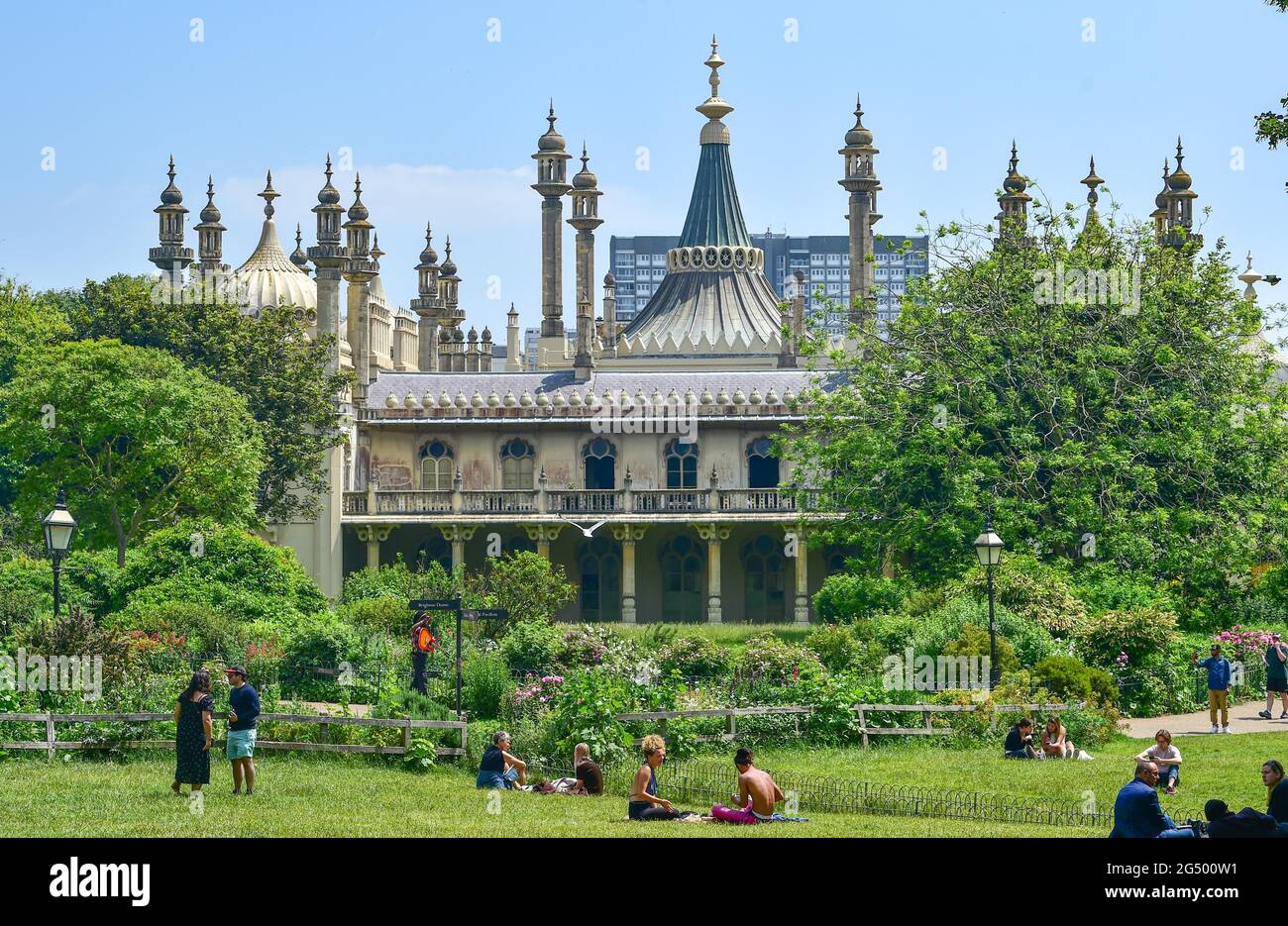 Brighton UK 24th Junio 2021 - Los bañistas disfrutan de un descanso en Pavilion Gardens Brighton en un hermoso y cálido día soleado. : Crédito Simon Dack / Alamy Live News Foto de stock