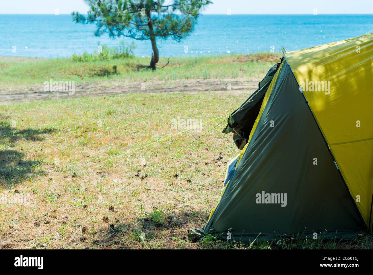tienda de camping en la pintoresca orilla del mar en un día soleado de verano Foto de stock