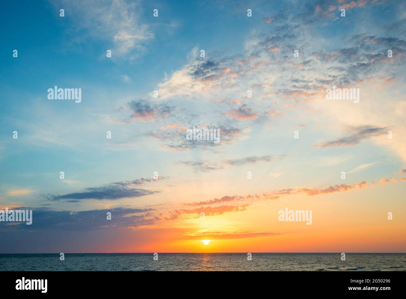 Hermosa puesta de sol naranja en el paisaje del mar Foto de stock