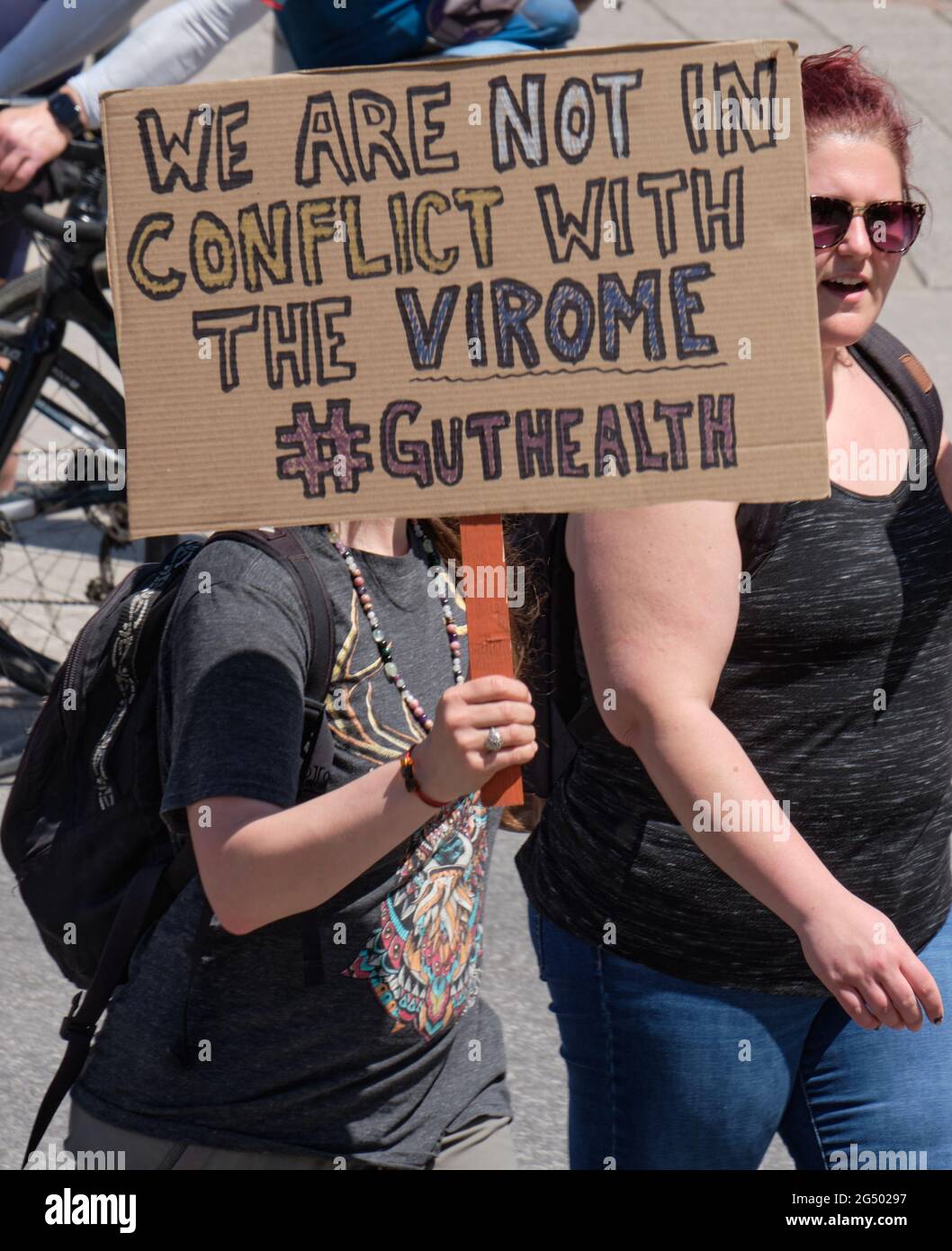 Ottawa, Canadá. 15 de mayo de 2021. 'No estamos en conflicto con Virome' signo en la protesta anti-bloqueo Foto de stock