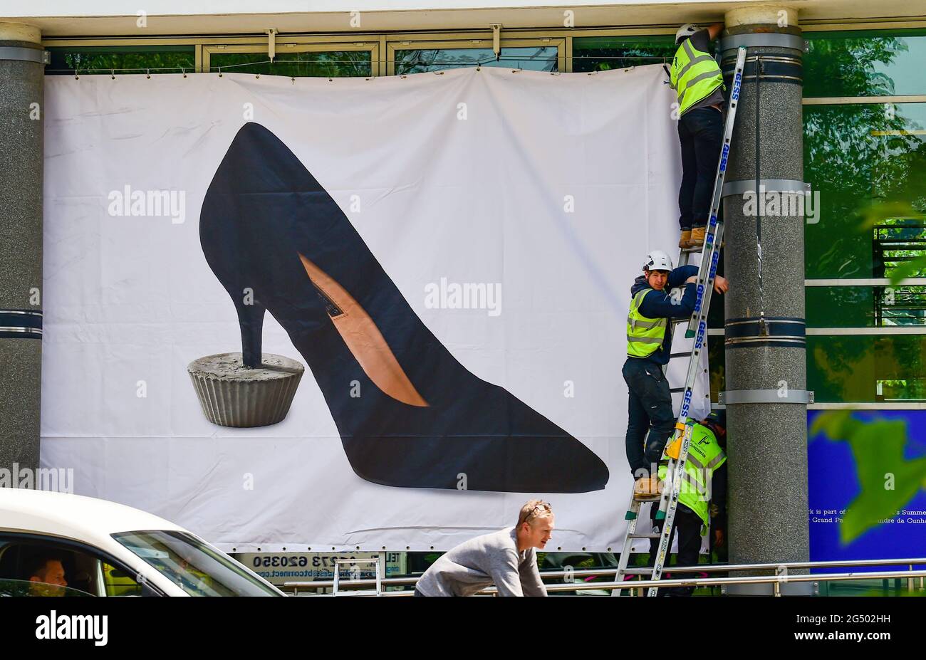 Brighton Reino Unido 24th de junio de 2021 - Banners gigantes que muestran la imagen icónica del artista Alexandre da Cunha de un estilete negro womanÕs anclado en un pastel de hadas concreto se colocan en el Centro de Arte Contemporáneo de Brighton como parte de este año de la comisión de verano. La comisión de verano es un Serie de obras de arte público en Brighton y año Un artista seleccionado es elegido para crear una nueva obra para el frente de las galerías de Brighton CCA.: Crédito Simon Dack / Alamy Live News Foto de stock