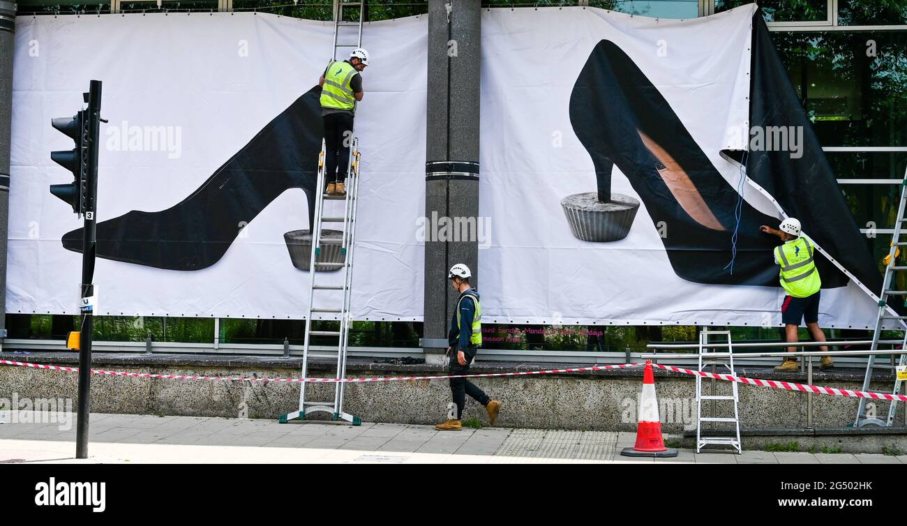 Brighton Reino Unido 24th de junio de 2021 - Banners gigantes que muestran la imagen icónica del stiletto negro de una mujer, de Alexandre da Cunha, anclada en un pastel de hadas concreto, se colocan en el Centro de Artes Contemporáneas de Brighton como parte de la comisión de verano de este año. La comisión de verano es una Serie de obras de arte público en Brighton y año Un artista seleccionado es elegido para crear una nueva obra para el frente de las galerías de Brighton CCA.: Crédito Simon Dack / Alamy Live News Foto de stock