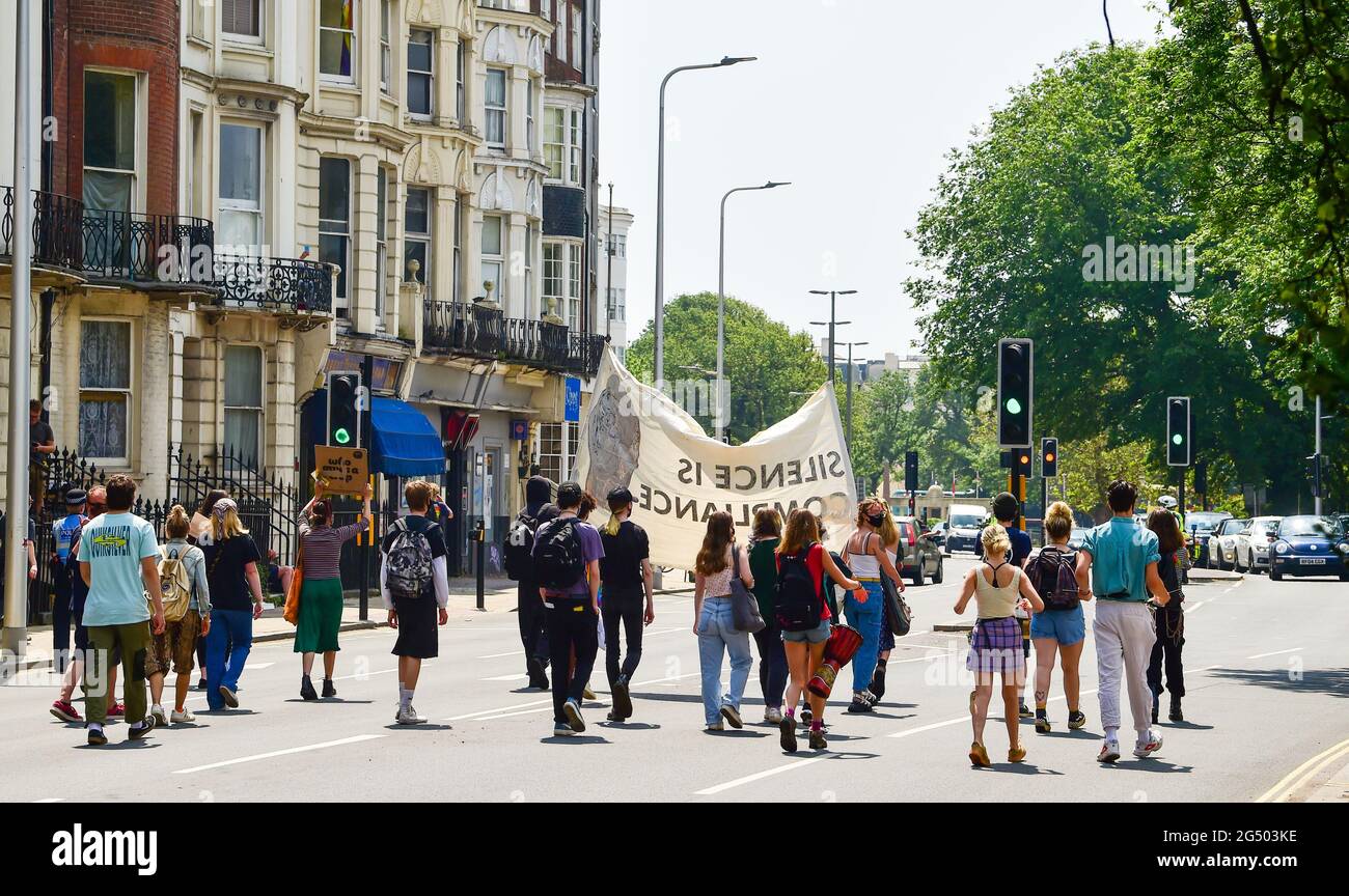 Brighton Reino Unido 24th de junio de 2021 - Matar a los manifestantes Bill marchan a Brighton hoy mientras se producen manifestaciones que coinciden con el debate de la Cámara de los Comunes sobre el nuevo proyecto de ley del gobierno sobre la policía, el delito, las sentencias y los tribunales. : Crédito Simon Dack / Alamy Live News Foto de stock