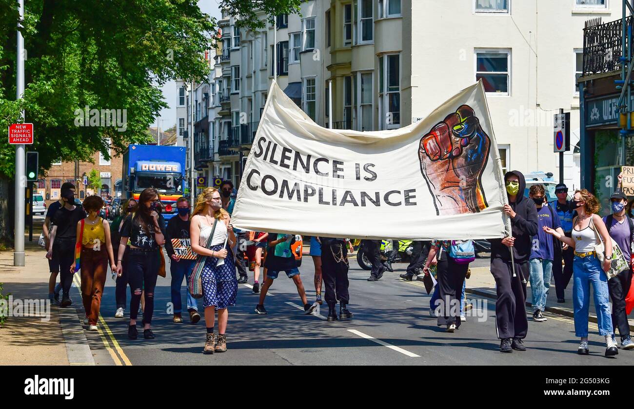 Brighton Reino Unido 24th de junio de 2021 - Matar a los manifestantes Bill marchan a Brighton hoy mientras se producen manifestaciones que coinciden con el debate de la Cámara de los Comunes sobre el nuevo proyecto de ley del gobierno sobre la policía, el delito, las sentencias y los tribunales. : Crédito Simon Dack / Alamy Live News Foto de stock