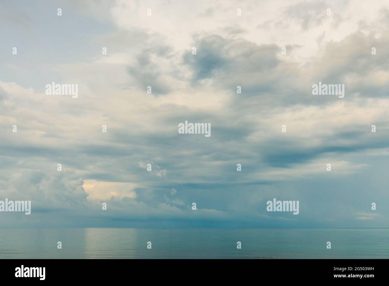 cielo azul con nubes sobre el mar, fondos de pantalla, paisaje marino, fondo Foto de stock