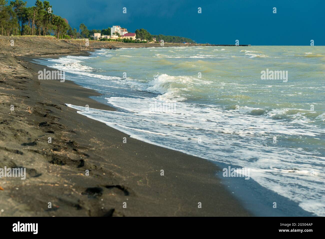 mar y cielo azul dramático. marea en el mar durante el crepúsculo azul en tiempo nublado Foto de stock
