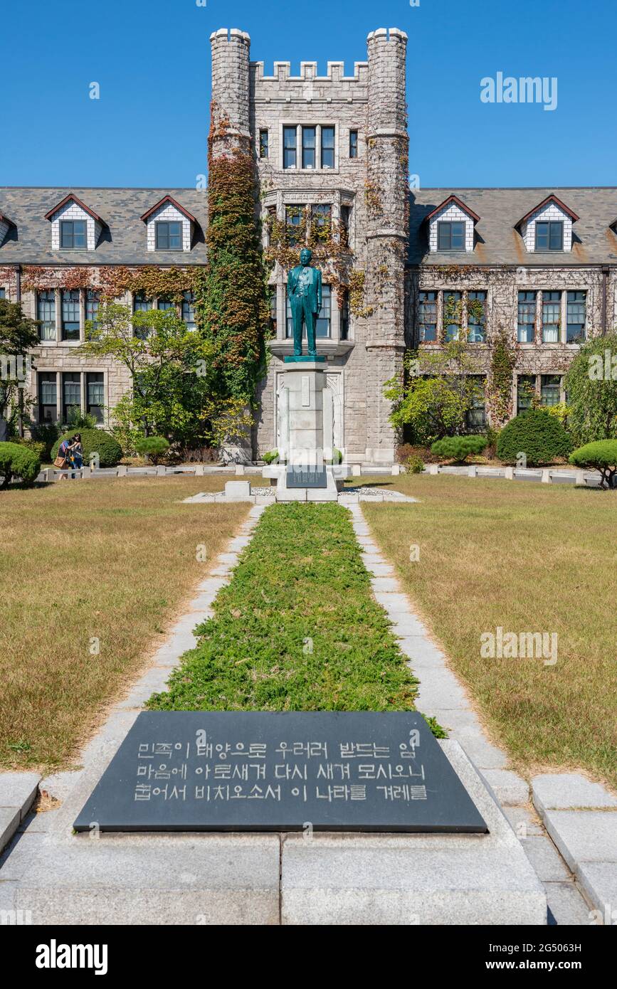 Estatua de Inchon Kim Sung Su en el campus de la Escuela Secundaria Choong Ang, Jong-ro cerca de Samcheongdong-gil. Seúl. KoreaWis Sur Foto de stock